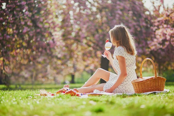 Bella giovane donna che fa un picnic — Foto Stock