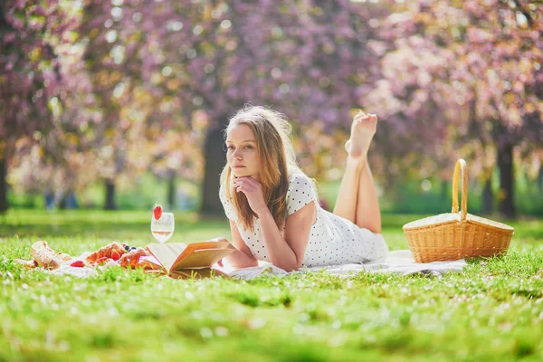 Красива молода жінка має пікнік — стокове фото