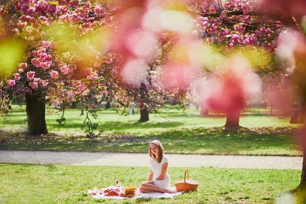 Vacker ung kvinna med picknick — Stockfoto