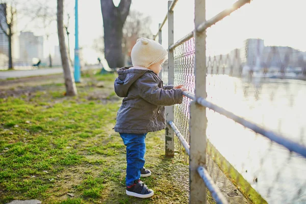 Parkta metal çityanında duran bir yaşındaki kız
