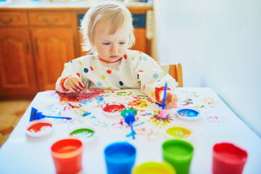 evde parmakları ile küçük kız boyama