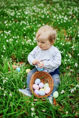 Sevimli küçük bir yaşında kız oyun yumurta avlamak üstünde Paskalya yortusu