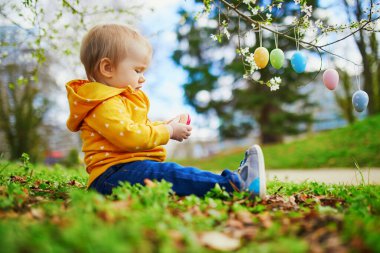 Sevimli küçük bir yaşında kız oyun yumurta avlamak üstünde Paskalya yortusu