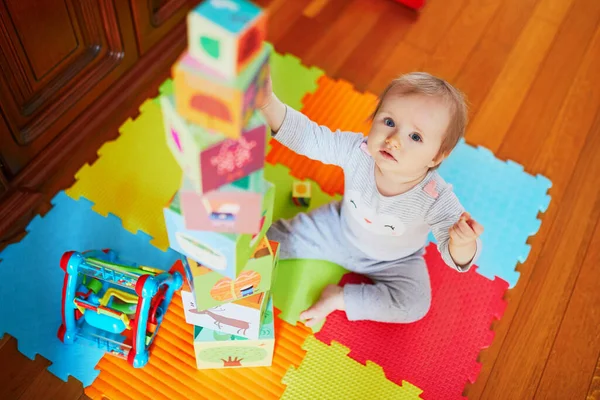 Bedårande liten flicka bygga ett torn hemma — Stockfoto