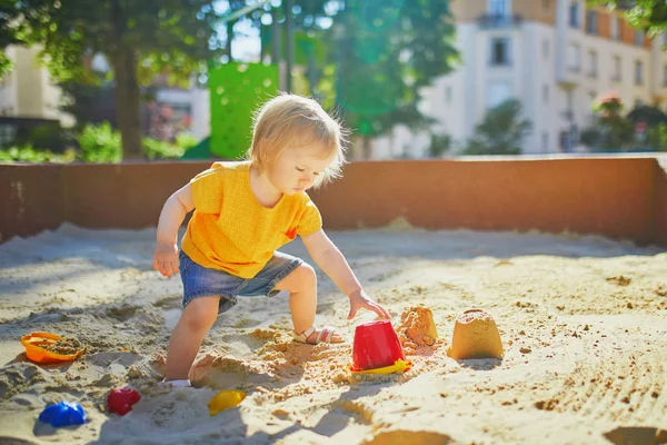 砂場の遊び場で楽しんでいる小さな女の子 — ストック写真