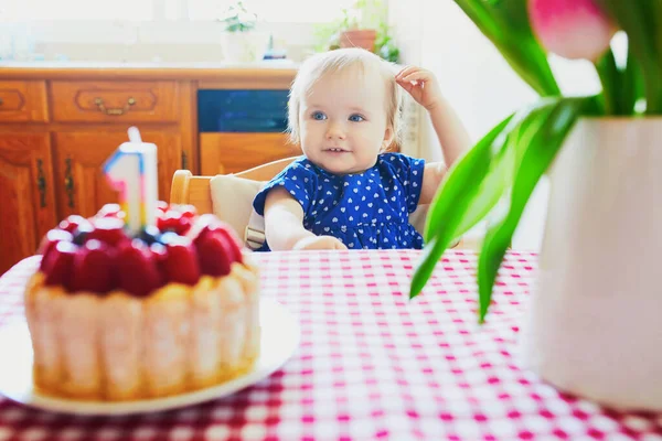 Щаслива дівчинка в блакитній сукні святкує свій перший день народження — стокове фото