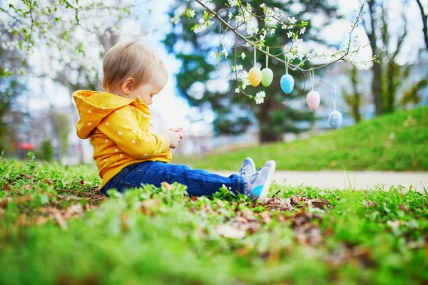 Bonito menina de um ano de idade jogando caça ao ovo na Páscoa — Fotografia de Stock