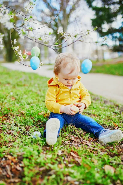Χαριτωμένο μικρό ένα χρονών κορίτσι παίζει αυγό κυνήγι για Πάσχα — Φωτογραφία Αρχείου