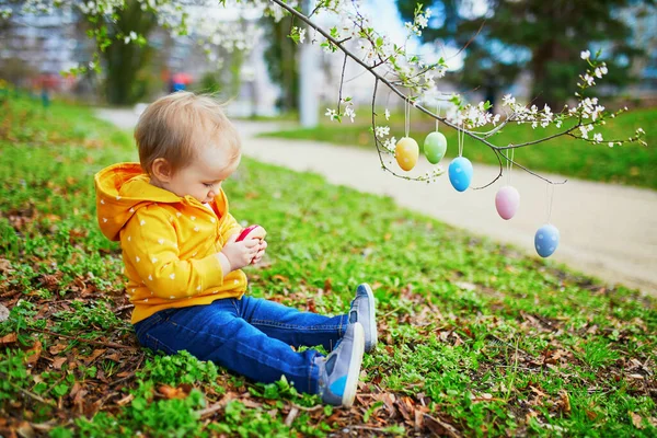 Χαριτωμένο μικρό ένα χρονών κορίτσι παίζει αυγό κυνήγι για Πάσχα — Φωτογραφία Αρχείου