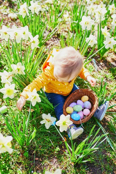 Une fille d'un an jouant à la chasse aux œufs à Pâques — Photo