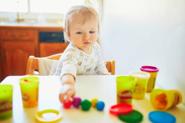 Modelleme kil ile oynayan sevimli küçük kız