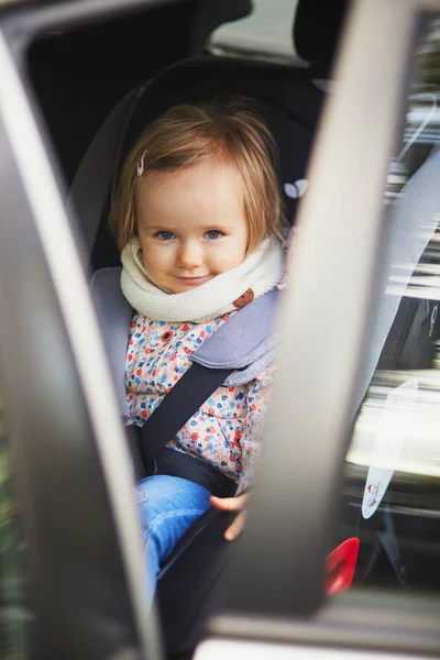 Entzückendes Kleinkind Mädchen im modernen Autositz — Stockfoto