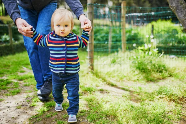 Mann mit 1-jährigem Mädchen im Park — Stockfoto