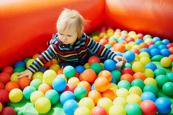 Klein meisje spelen in bal zwembad — Stockfoto