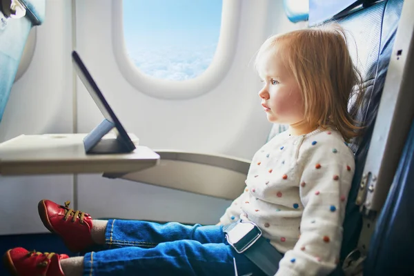 Αξιολάτρευτο κοριτσάκι που ταξιδεύει με αεροπλάνο — Φωτογραφία Αρχείου