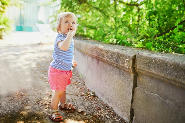 Rozkošná holčička venku v parku za slunného dne — Stock fotografie