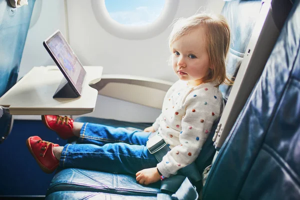 Αξιολάτρευτο κοριτσάκι που ταξιδεύει με αεροπλάνο — Φωτογραφία Αρχείου