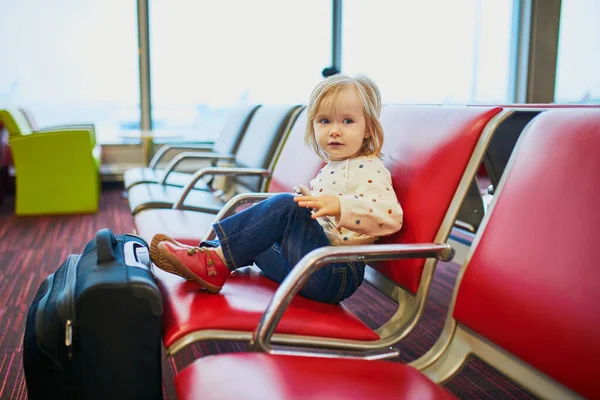Dziecko siedzące w bramie i czekające na lot — Zdjęcie stockowe