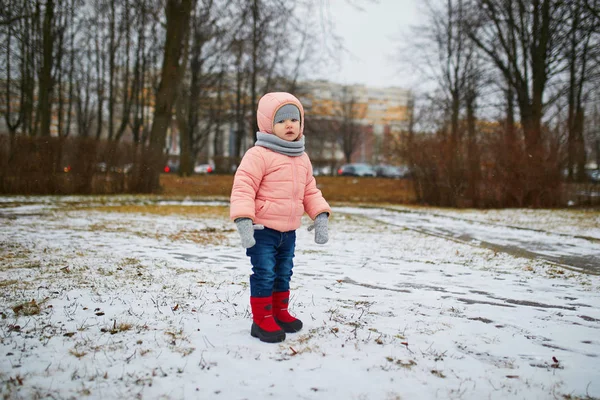 春や冬の日に公園で愛らしい小さな幼児の女の子 — ストック写真