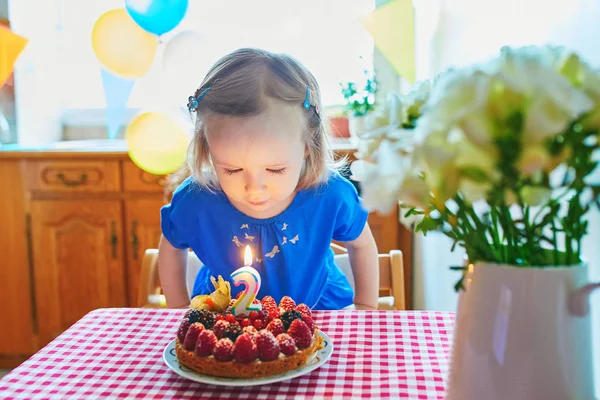 Glad liten flicka i blå klänning firar sin andra födelsedag — Stockfoto