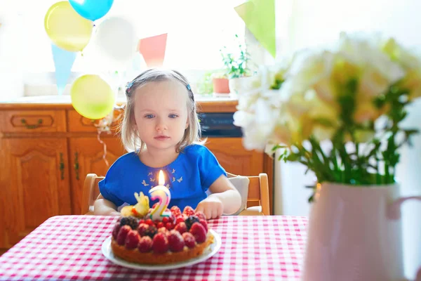 Glad liten flicka i blå klänning firar sin andra födelsedag — Stockfoto