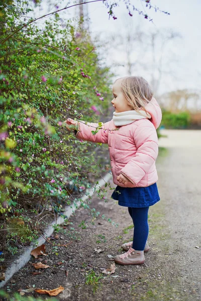 Adorable niña pequeña en el parque parisino en un día de primavera u otoño — Foto de Stock