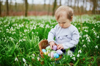 Sevimli küçük bir yaşında kız oyun yumurta avlamak üstünde Paskalya yortusu