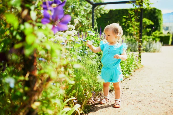 Adorable Little Girl Outdoors Park Sunny Day Toddler Looking Flowers — Stock Photo, Image