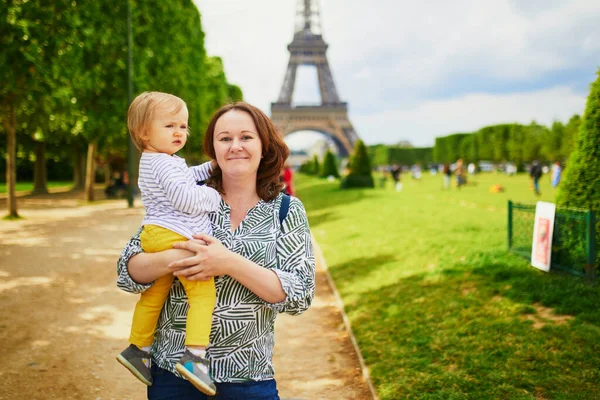 Jovencita Feliz Sosteniendo Hijo Año Cerca Torre Eiffel Madre Hija —  Fotos de Stock