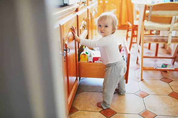 Adorabile Bambina Casa Aprendo Cassetto Cucina Selezionando Cibo Curioso Bambino — Foto Stock