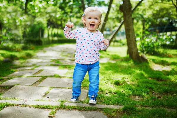 Αξιολάτρευτο Κοριτσάκι Που Περπατάει Στο Πράσινο Πάρκο Μια Καλοκαιρινή Μέρα — Φωτογραφία Αρχείου