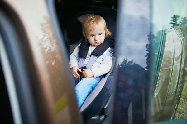 Очаровательная Девочка Современном Автомобильном Кресле Маленький Ребенок Путешествует Машине Безопасность — стоковое фото