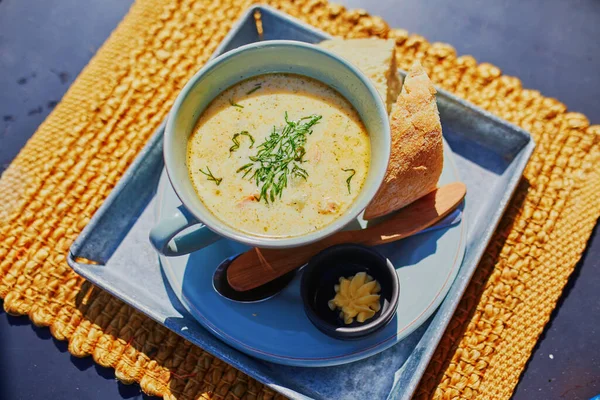Sopa Salmão Creme Servida Com Ervas Pão Fresco Manteiga Cozinha — Fotografia de Stock