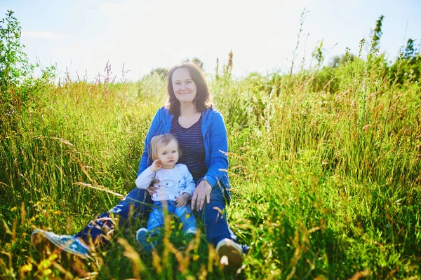 Adorable Baby Girl Sitting Green Field Her Mother Young Woman — Stock Photo, Image