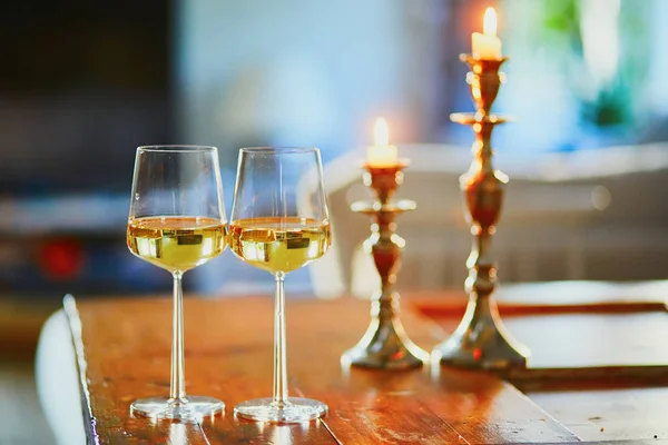 Två Glas Vitt Vin Och Två Ljus Vackert Kvällsljus — Stockfoto