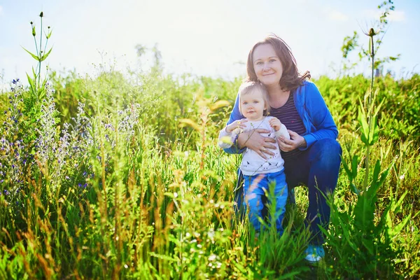 Adorable Baby Girl Sitting Green Field Her Mother Young Woman — Stock Photo, Image