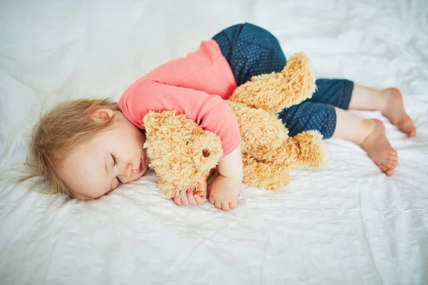 Menina Adorável Bebê Dormindo Com Seu Brinquedo Favorito Criança Dormir — Fotografia de Stock
