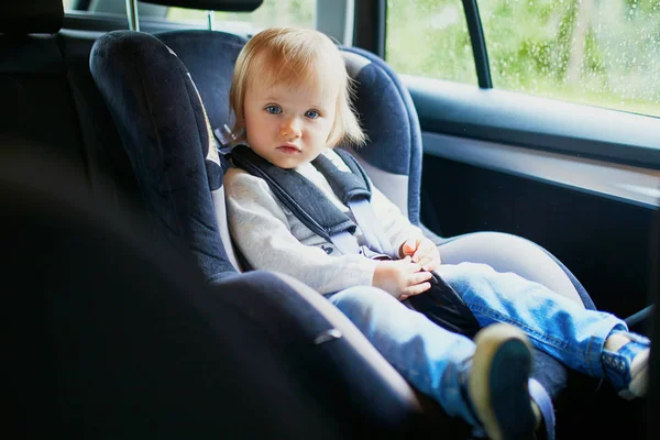 Imádnivaló Kislány Modern Gyerekülésben Egy Kisgyerek Aki Autóval Utazik Gyermekbiztonság — Stock Fotó