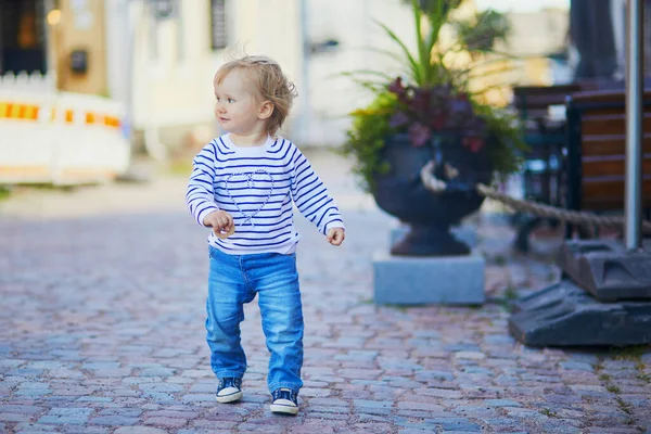 Gelukkig Lachende Peuter Wandelen Straat Van Finse Stad Porvoo Finland — Stockfoto