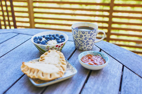 カレリアンパイ カルジャランピラッカ 薄いライ麦粉で作られており ブルーベリー ベリージャム 朝食用のコーヒーカップを提供しています 伝統的なフィンランド料理 — ストック写真