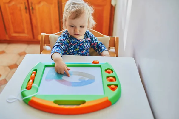 Adorabile Bambina Che Disegna Sullo Schermo Magico Magnetico Casa All — Foto Stock