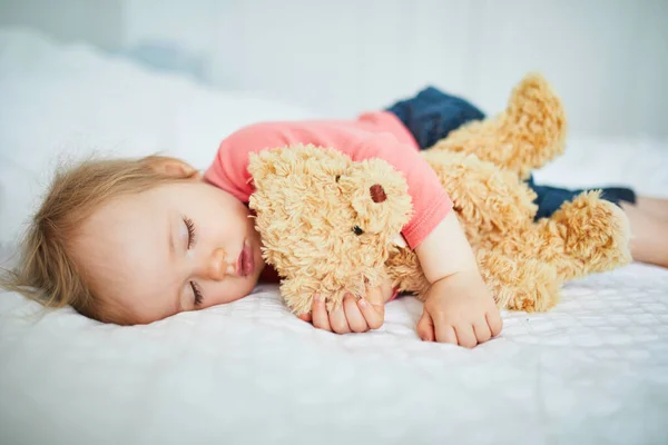 Adorabile Bambina Che Dorme Con Suo Giocattolo Preferito Bambino Che — Foto Stock