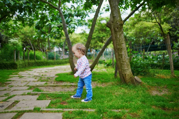 Søte Småbarnsjente Som Går Grønn Park Sommerdag Lite Barn Som – stockfoto