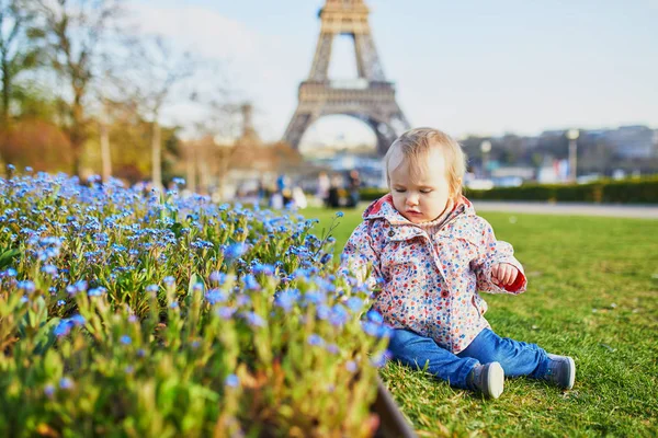 One Year Old Girl Sitting Grass Blue Flowers Eiffel Tower — Stock Photo, Image
