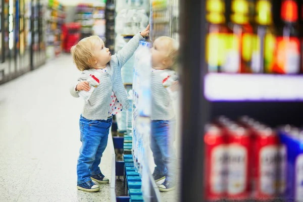 Очаровательная Малышка Супермаркете Маленький Ребенок Ходит Магазинам Ребенок Большой Продовольственной — стоковое фото