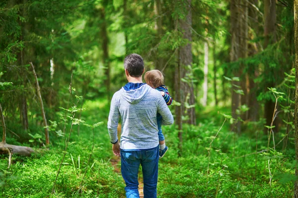 Der Vater Trägt Sein Kind Beim Waldspaziergang Mann Mit Seiner — Stockfoto