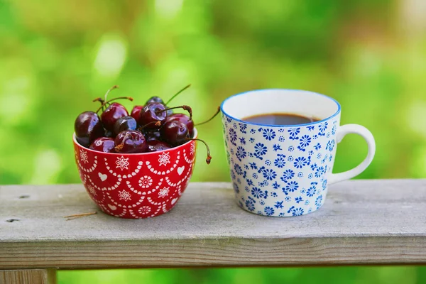 Egy Csésze Fekete Kávé Egy Tál Cseresznye — Stock Fotó