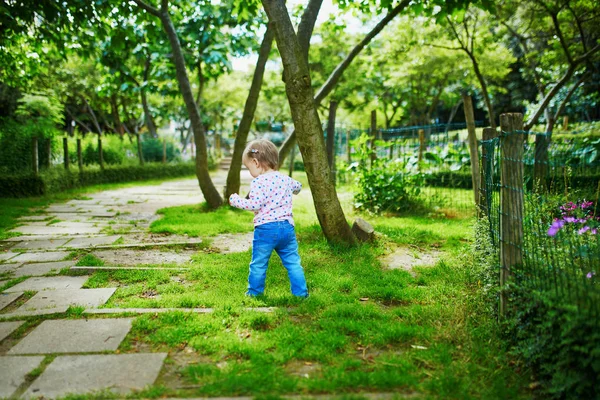 Menina Adorável Criança Andando Parque Verde Dia Verão Criança Divertindo — Fotografia de Stock