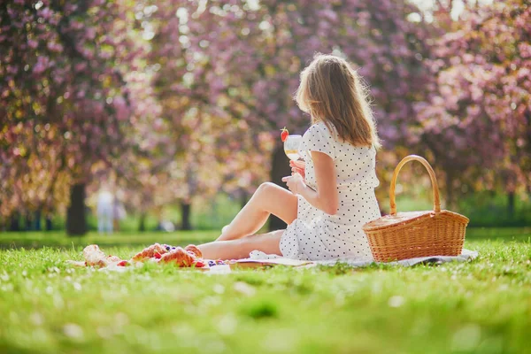 Krásná Mladá Žena Piknik Slunné Jarní Den Parku Během Třešňové — Stock fotografie