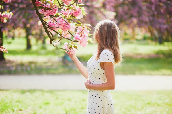 Mooie Jonge Vrouw Genieten Van Haar Wandeling Het Park Tijdens — Stockfoto